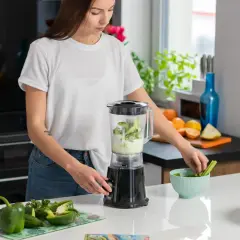 Wybierz urządzenie do koktajli: blender kielichowy czy personalny?
