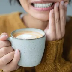 Kawa po wyrwaniu zęba: Kiedy pić? Uniknij suchego zębodołu!