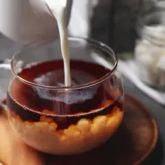 Jak zaparzyć idealną herbatę z hibiskusa? Przepis i korzyści