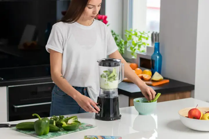 Wybierz urządzenie do koktajli: blender kielichowy czy personalny?