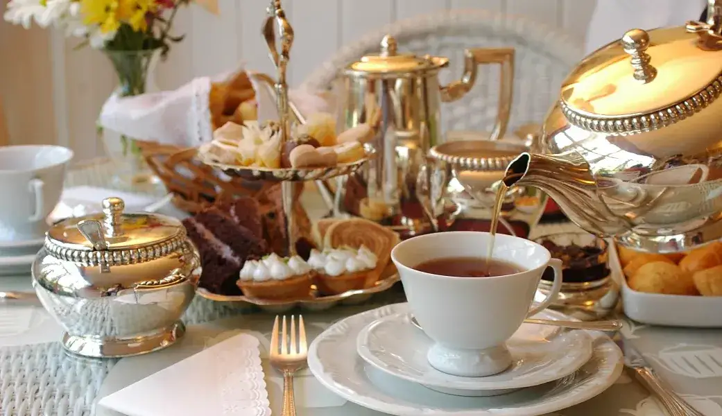 tradycyjny brytyjski afternoon tea st&oacute;ł