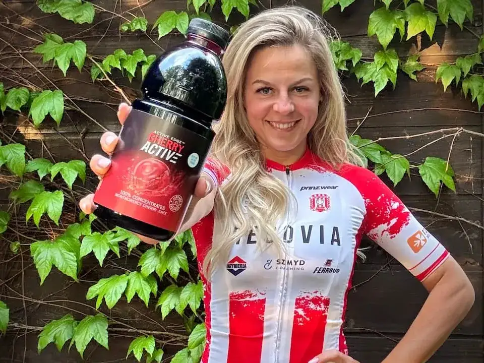 sportowiec pije sok wiśniowy po treningu