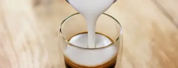 R&oacute;żne rodzaje mleka do spieniania