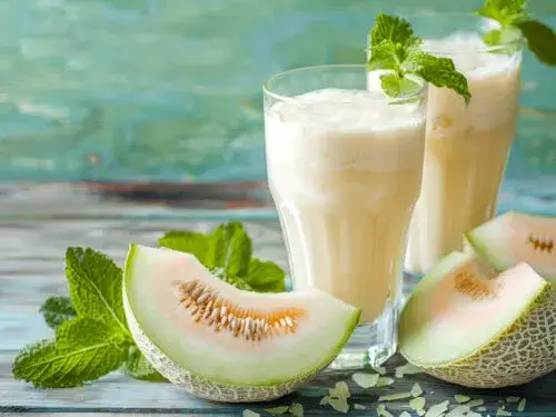 różne gatunki melonów i koktajl z melona