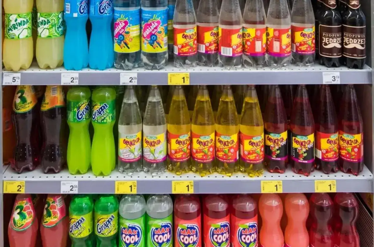 r&oacute;żne popularne napoje gazowane i niegazowane w butelkach